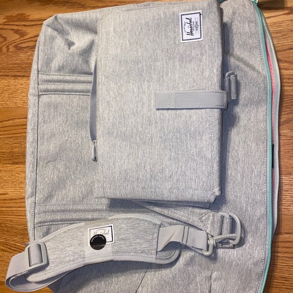 herschel diaper bag - Picture 3 of 3